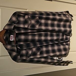 Wrangler Men's long sleeve button-up Navy and sand plaid. In like new condition